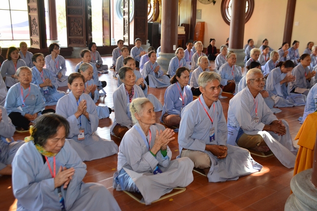 The 3rd Retreat meditating - reciting the Buddha's name at Tay Khanh Pagoda
