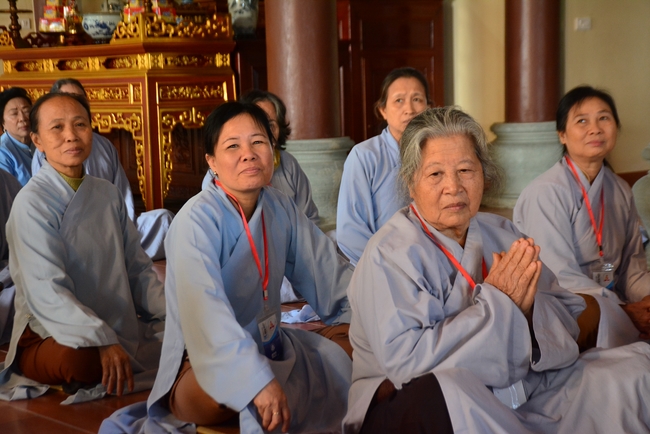 The 3rd Retreat meditating - reciting the Buddha's name at Tay Khanh Pagoda
