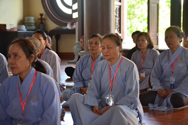 The 3rd Retreat meditating - reciting the Buddha's name at Tay Khanh Pagoda