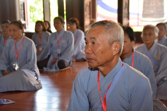 The 3rd Retreat meditating - reciting the Buddha's name at Tay Khanh Pagoda