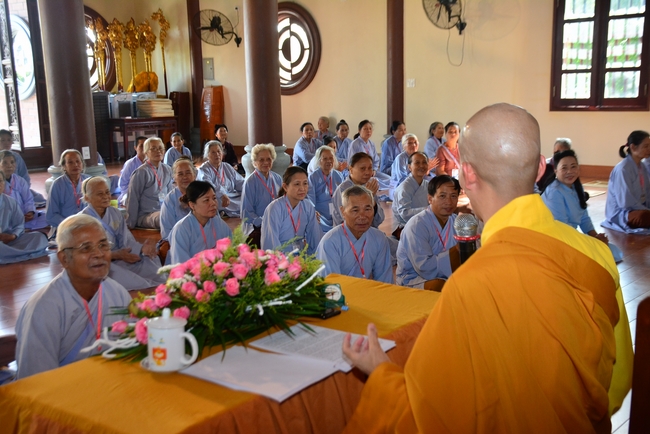 The 3rd Retreat meditating - reciting the Buddha's name at Tay Khanh Pagoda