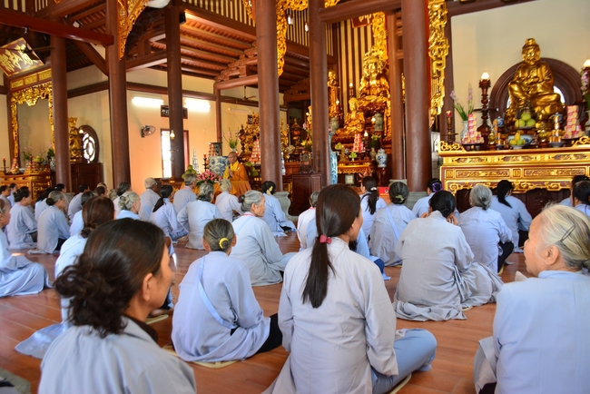 The 3rd Retreat meditating - reciting the Buddha's name at Tay Khanh Pagoda