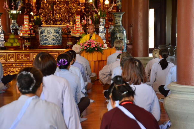 The 3rd Retreat meditating - reciting the Buddha's name at Tay Khanh Pagoda