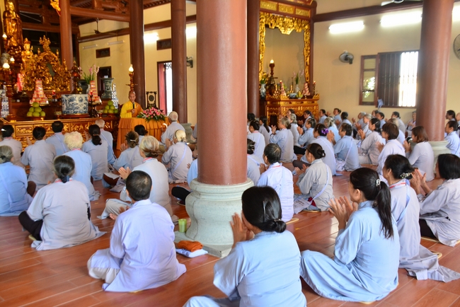 The 3rd Retreat meditating - reciting the Buddha's name at Tay Khanh Pagoda