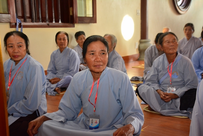 The 3rd Retreat meditating - reciting the Buddha's name at Tay Khanh Pagoda