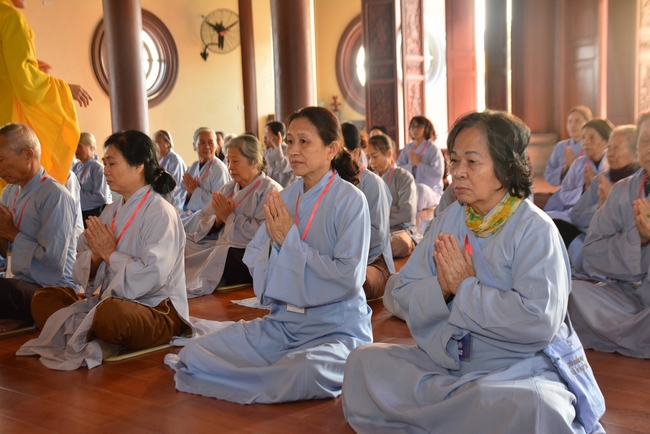 The 3rd Retreat meditating - reciting the Buddha's name at Tay Khanh Pagoda
