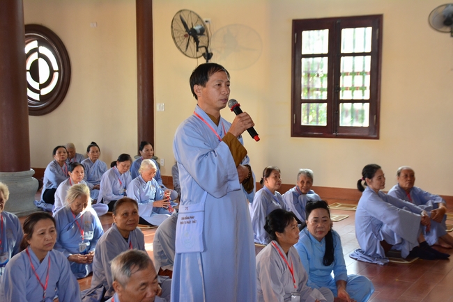 The 3rd Retreat meditating - reciting the Buddha's name at Tay Khanh Pagoda