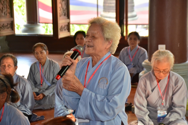 The 3rd Retreat meditating - reciting the Buddha's name at Tay Khanh Pagoda