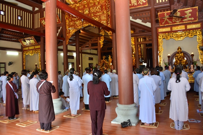 The 3rd Retreat meditating - reciting the Buddha's name at Tay Khanh Pagoda