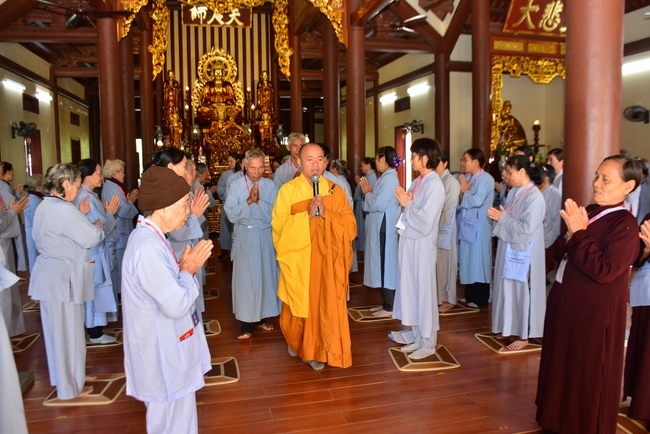 The 3rd Retreat meditating - reciting the Buddha's name at Tay Khanh Pagoda