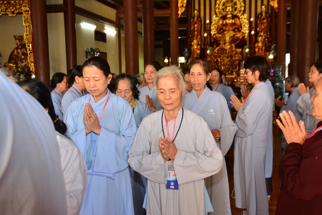 The 3rd Retreat meditating - reciting the Buddha's name at Tay Khanh Pagoda