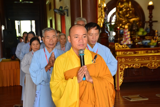 The 3rd Retreat meditating - reciting the Buddha's name at Tay Khanh Pagoda