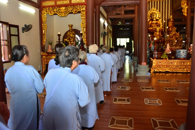 The 3rd Retreat meditating - reciting the Buddha's name at Tay Khanh Pagoda