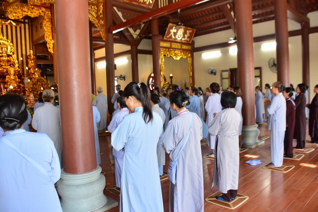 The 3rd Retreat meditating - reciting the Buddha's name at Tay Khanh Pagoda