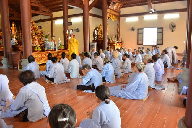 The 3rd Retreat meditating - reciting the Buddha's name at Tay Khanh Pagoda