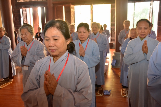 The 3rd Retreat meditating - reciting the Buddha's name at Tay Khanh Pagoda