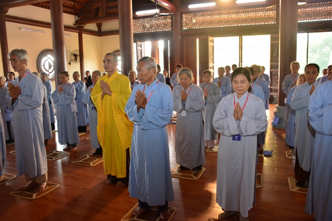 The 3rd Retreat meditating - reciting the Buddha's name at Tay Khanh Pagoda