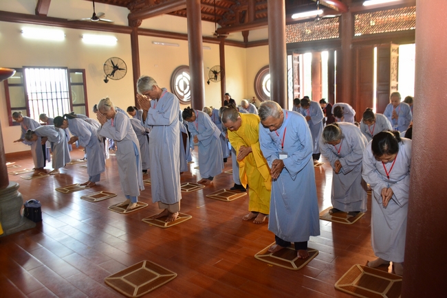 The 3rd Retreat meditating - reciting the Buddha's name at Tay Khanh Pagoda