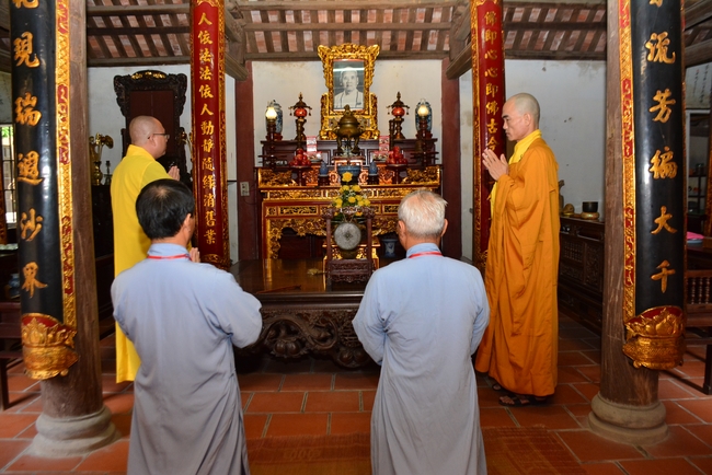 The 2nd-day Retreat meditation - reciting the Buddha's name and the Ordination Ceremony at Tay Khanh Pagoda
