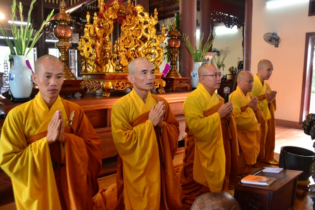 The 2nd-day Retreat meditation - reciting the Buddha's name and the Ordination Ceremony at Tay Khanh Pagoda