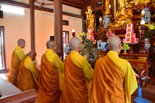 The 2nd-day Retreat meditation - reciting the Buddha's name and the Ordination Ceremony at Tay Khanh Pagoda