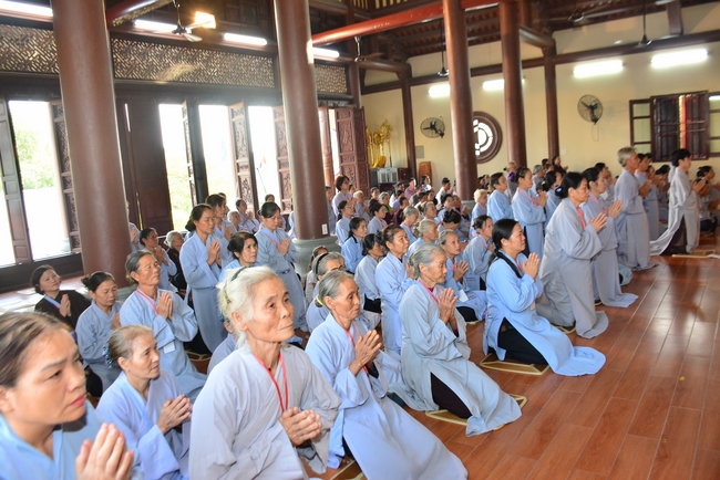 The 2nd-day Retreat meditation - reciting the Buddha's name and the Ordination Ceremony at Tay Khanh Pagoda