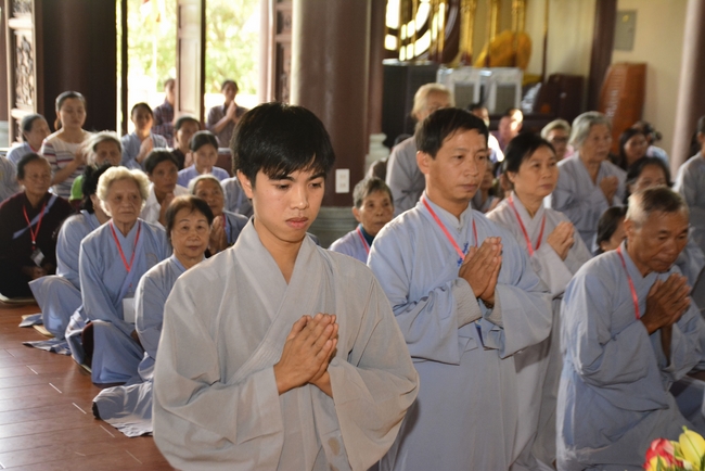 The 2nd-day Retreat meditation - reciting the Buddha's name and the Ordination Ceremony at Tay Khanh Pagoda