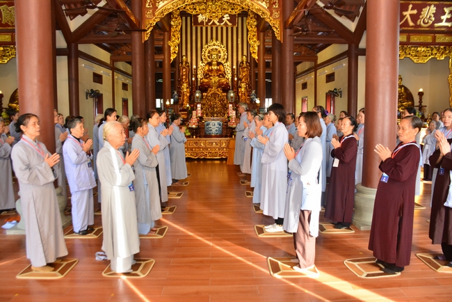 The 2nd-day Retreat meditation - reciting the Buddha's name and the Ordination Ceremony at Tay Khanh Pagoda