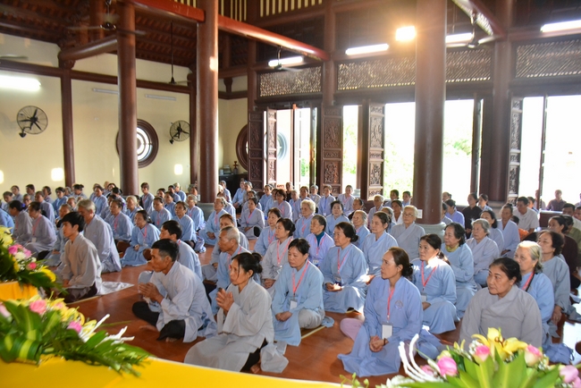 The 2nd-day Retreat meditation - reciting the Buddha's name and the Ordination Ceremony at Tay Khanh Pagoda