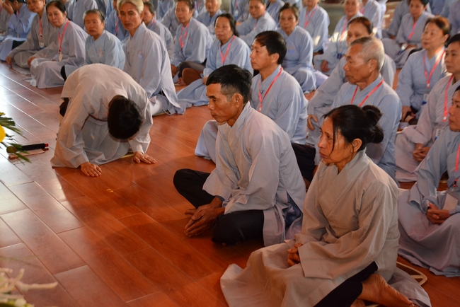 The 2nd-day Retreat meditation - reciting the Buddha's name and the Ordination Ceremony at Tay Khanh Pagoda