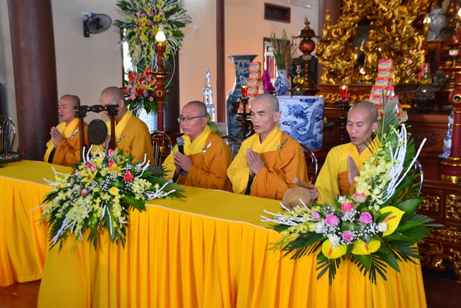 The 2nd-day Retreat meditation - reciting the Buddha's name and the Ordination Ceremony at Tay Khanh Pagoda