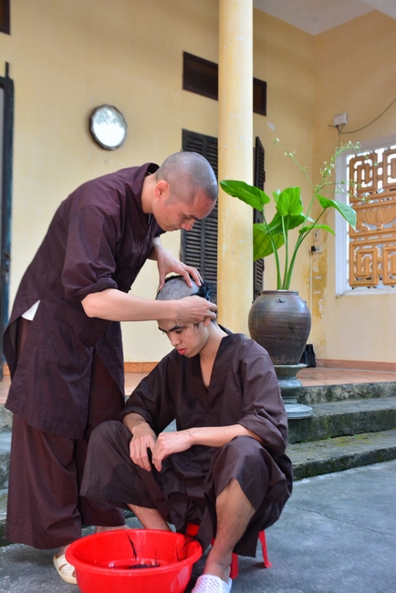 The 2nd-day Retreat meditation - reciting the Buddha's name and the Ordination Ceremony at Tay Khanh Pagoda