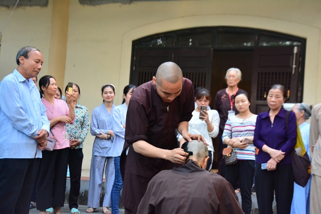 The 2nd-day Retreat meditation - reciting the Buddha's name and the Ordination Ceremony at Tay Khanh Pagoda