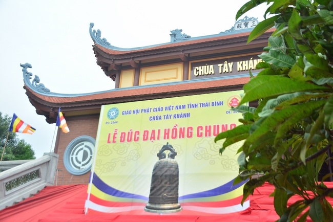 The rite casting Great bell at Tay Khanh pagoda