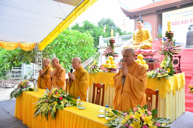 The rite casting Great bell at Tay Khanh pagoda