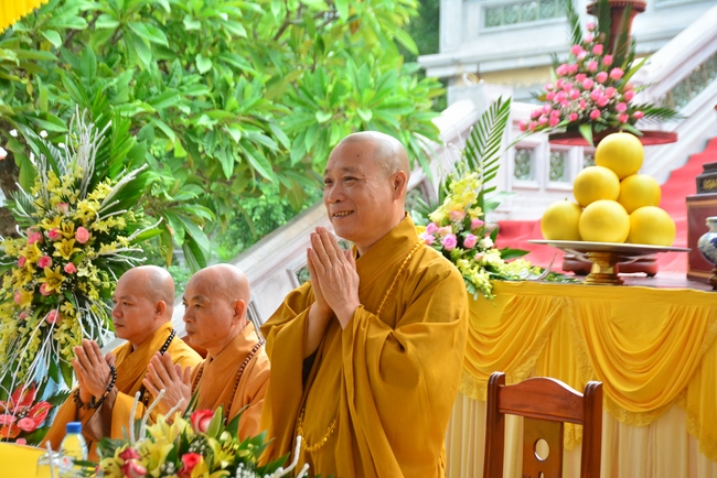 The rite casting Great bell at Tay Khanh pagoda