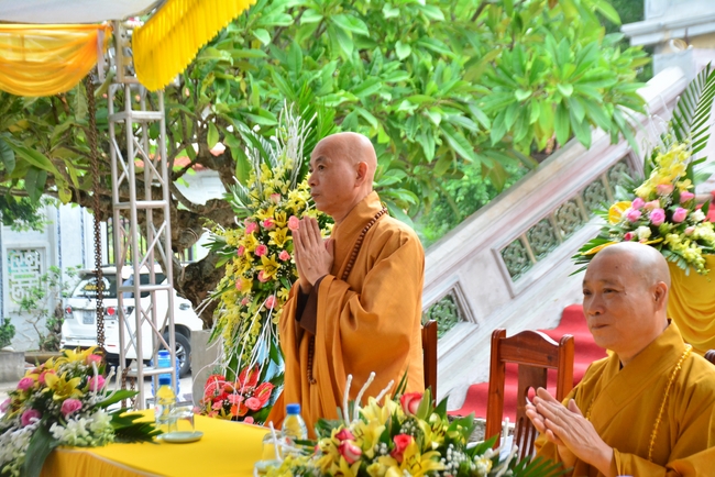 The rite casting Great bell at Tay Khanh pagoda