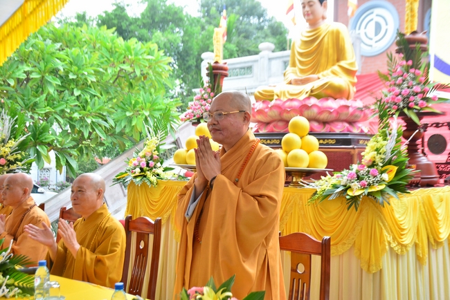 The rite casting Great bell at Tay Khanh pagoda