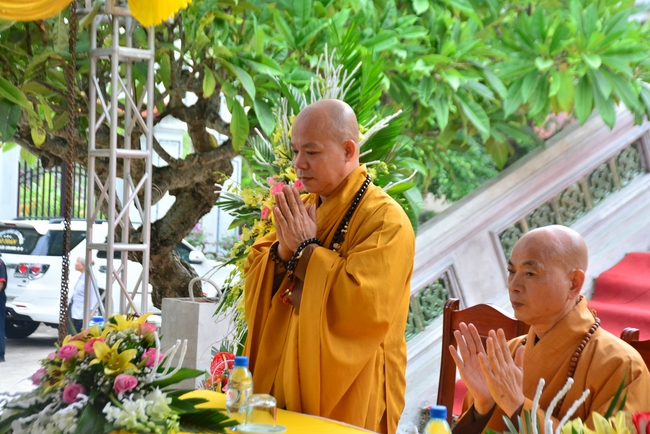 The rite casting Great bell at Tay Khanh pagoda
