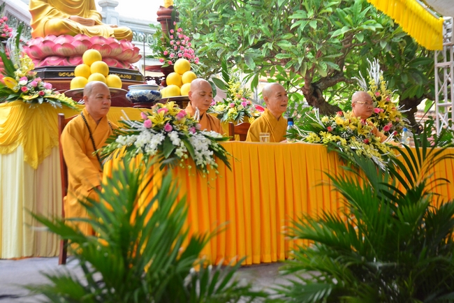 The rite casting Great bell at Tay Khanh pagoda