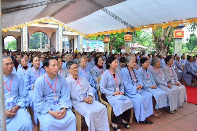 The rite casting Great bell at Tay Khanh pagoda