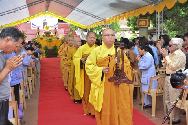 The rite casting Great bell at Tay Khanh pagoda