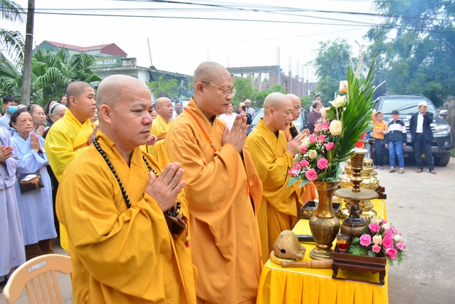 The rite casting Great bell at Tay Khanh pagoda