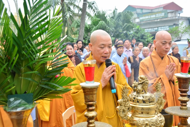 The rite casting Great bell at Tay Khanh pagoda