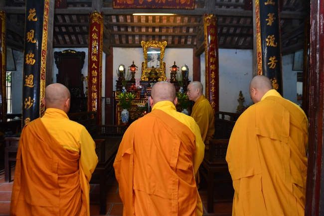 The rite casting Great bell at Tay Khanh pagoda