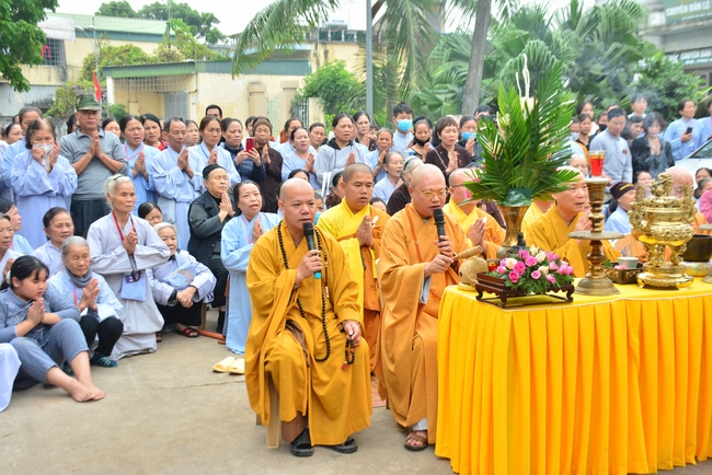 The rite casting Great bell at Tay Khanh pagoda