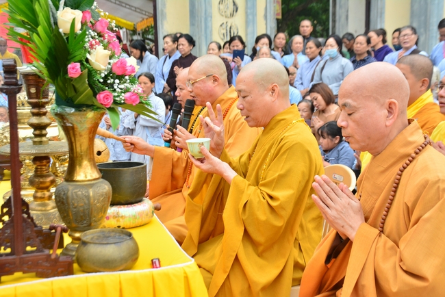 The rite casting Great bell at Tay Khanh pagoda