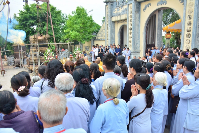 The rite casting Great bell at Tay Khanh pagoda