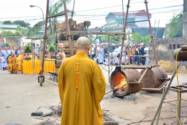 The rite casting Great bell at Tay Khanh pagoda