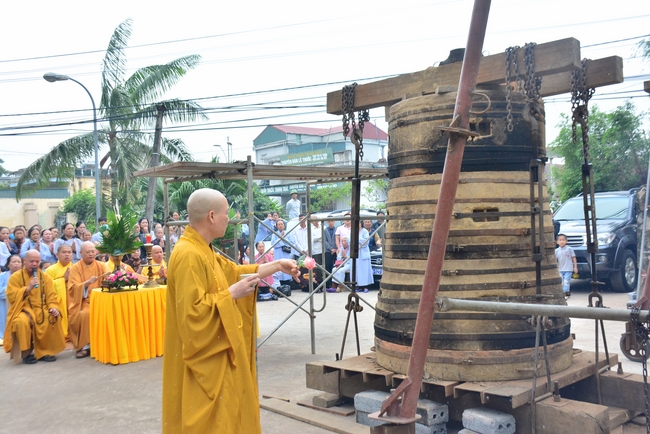 The rite casting Great bell at Tay Khanh pagoda